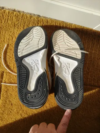 Zapatillas Nike Air Blancas y Amarillas.