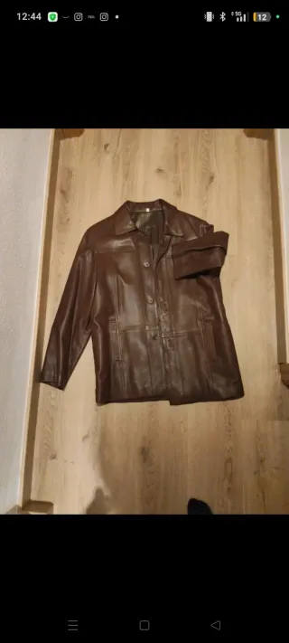 Chaqueta de piel marrón auténtica en la etiqueta