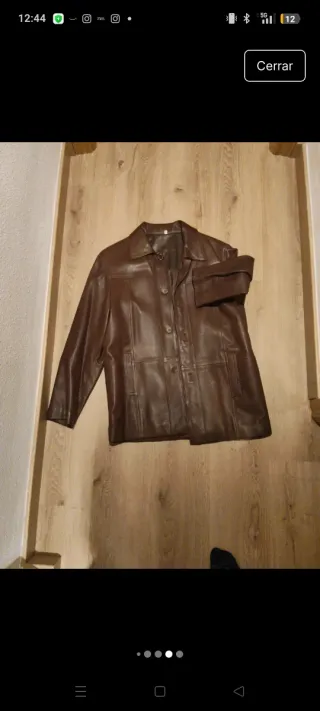 Chaqueta de piel marrón auténtica en la etiqueta