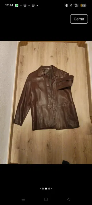 Chaqueta de piel marrón auténtica en la etiqueta