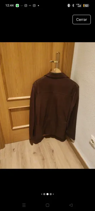 Chaqueta de piel marrón auténtica en la etiqueta