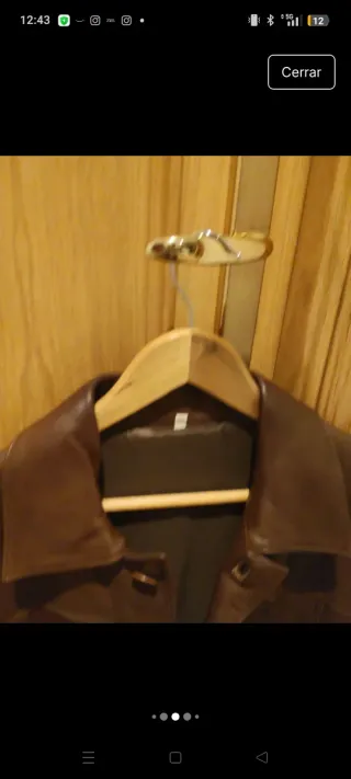 Chaqueta de piel marrón auténtica en la etiqueta