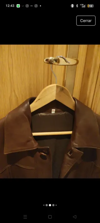 Chaqueta de piel marrón auténtica en la etiqueta