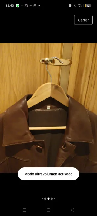 Chaqueta de piel marrón auténtica en la etiqueta