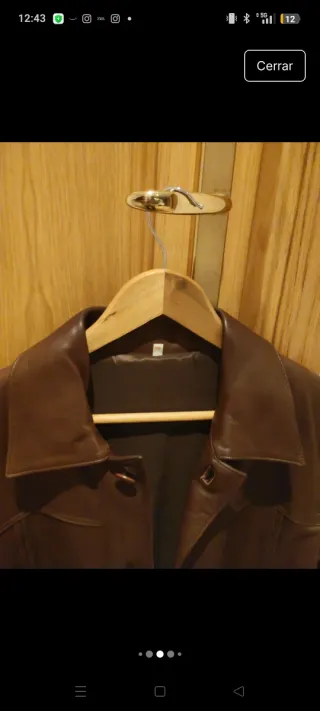 Chaqueta de piel marrón auténtica en la etiqueta