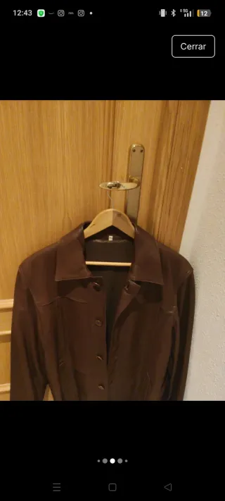 Chaqueta de piel marrón auténtica en la etiqueta