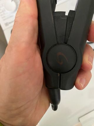 Piastra per capelli nera e rossa