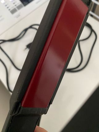 Piastra per capelli nera e rossa