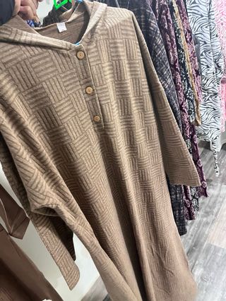 Vestido rosa con capucha y botones