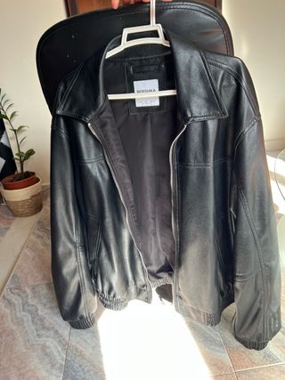 Cazadora efecto piel Bershka negra