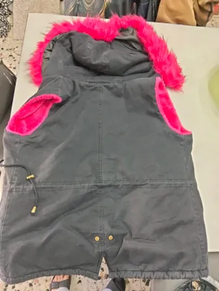 Gilet parka nero con interno pelliccia fucsia