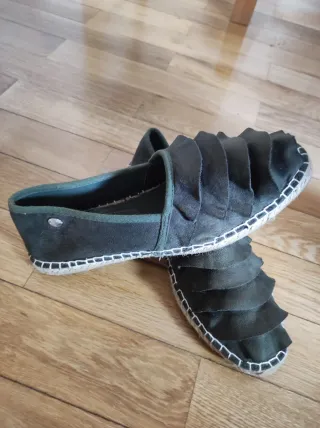 Alpargatas verdes con volantes