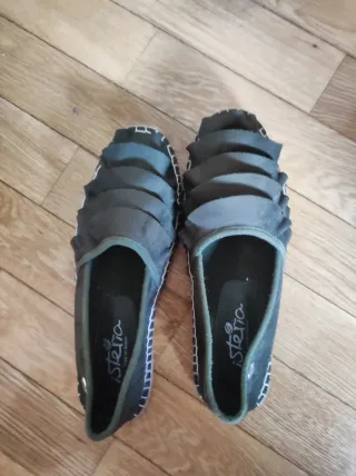 Alpargatas verdes con volantes