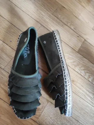 Alpargatas verdes con volantes