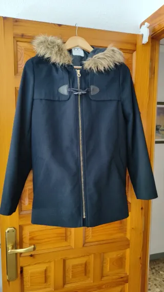 Chaqueta azul marino oscuro con capucha y pelo