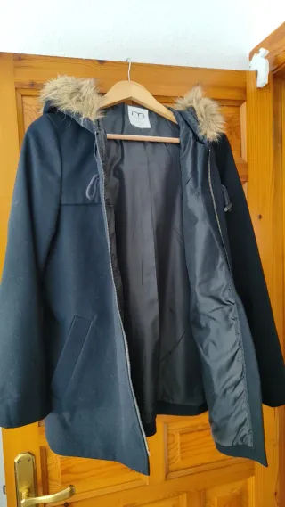 Chaqueta azul marino oscuro con capucha y pelo