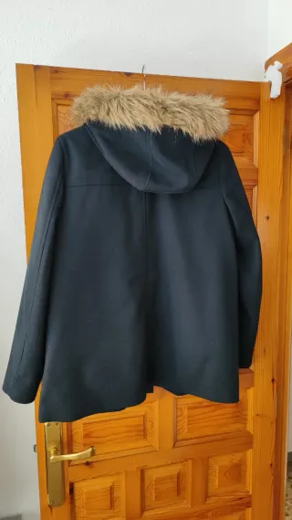 Chaqueta azul marino oscuro con capucha y pelo