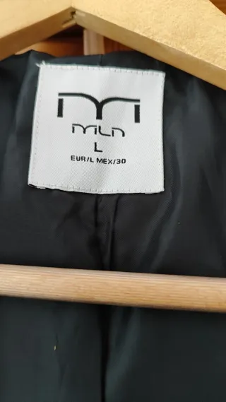 Chaqueta azul marino oscuro con capucha y pelo