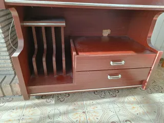 Mueble para televisor con ruedas