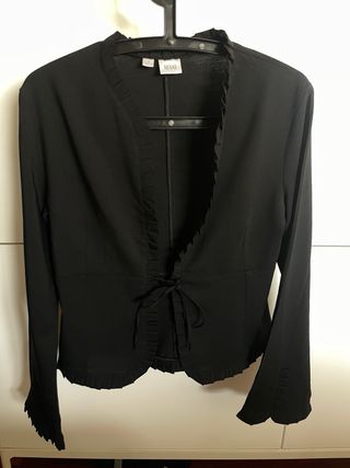 Torera Mango Negra con Volantes,