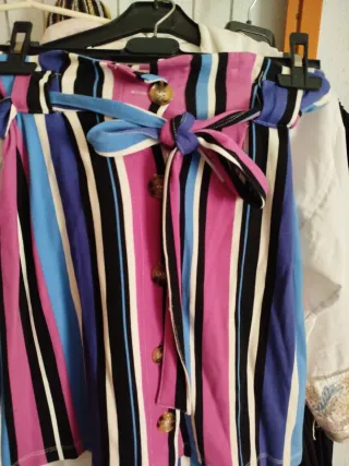 Falda de verano a rayas hasta la rodilla