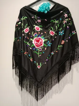 Mantoncillo bordado flores negro