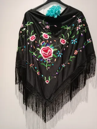 Mantoncillo bordado flores negro