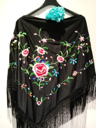 Mantoncillo bordado flores negro