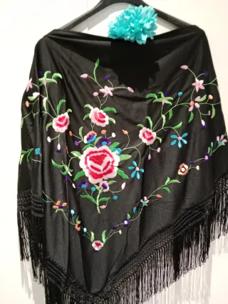 Mantoncillo bordado flores negro