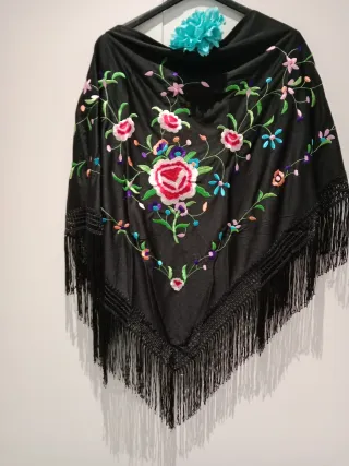 Mantoncillo bordado flores negro