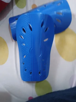 Espinilleras Fútbol Azul y Rojo Talla 5-10 A