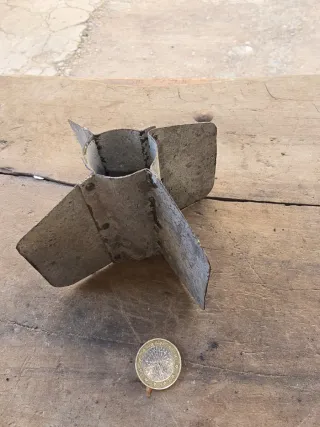 Cola de espiga metálica