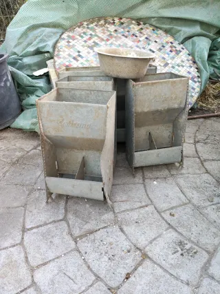 Comederos metálicos para animales