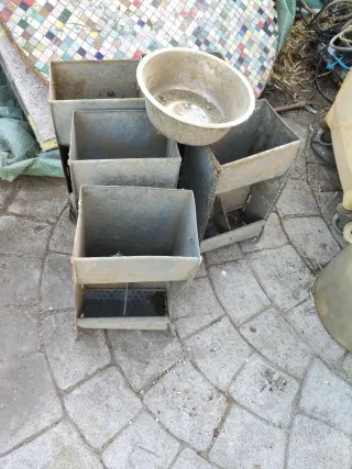 Comederos metálicos para animales