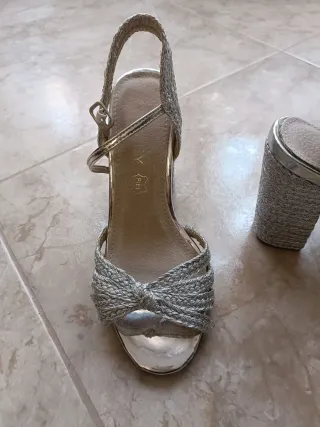 Zapatos de tacón plateados