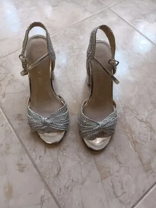 Zapatos de tacón plateados