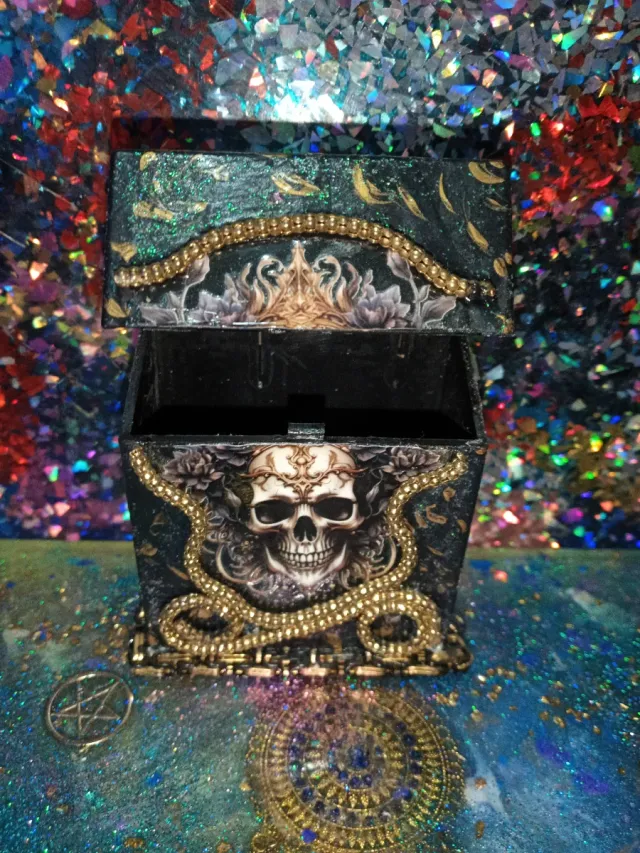 Pitillera Vip Calavera Negra y Dorada