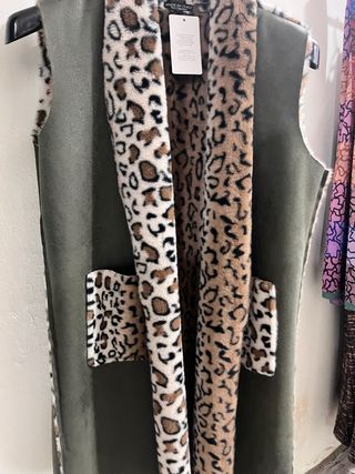 Chaleco verde con estampado de leopardo