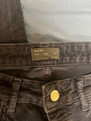 Pantalones vaqueros azul marino oscuro desgastados