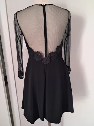 Vestido negro con transparencias