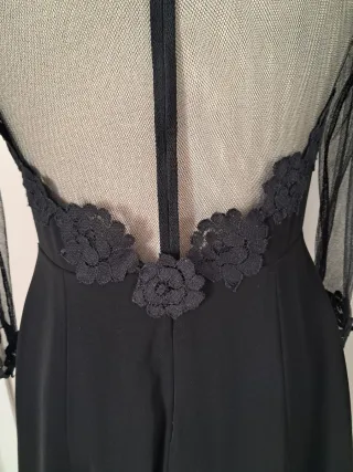 Vestido negro con transparencias