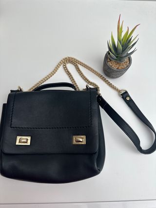 Bolso ZARA negro con cadena dorada