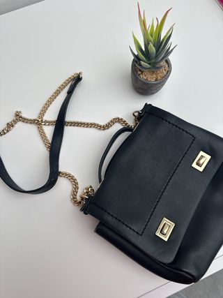 Bolso ZARA negro con cadena dorada