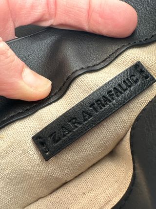 Bolso ZARA negro con cadena dorada