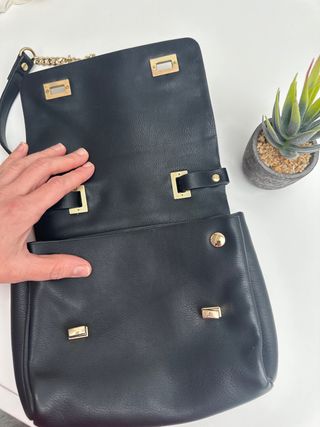 Bolso ZARA negro con cadena dorada