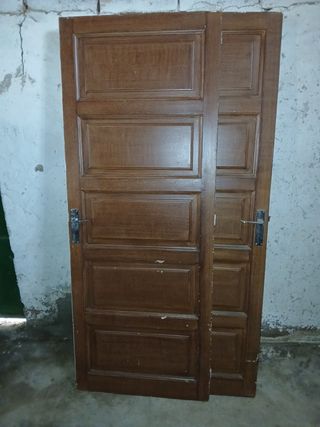 Pareja puertas antiguas madera sanas