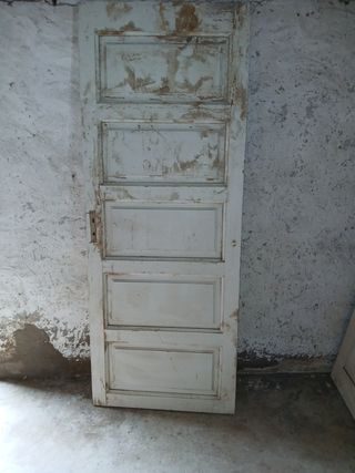 Pareja puertas antiguas madera sanas