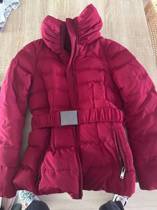 Chaqueta acolchada roja con cinturón