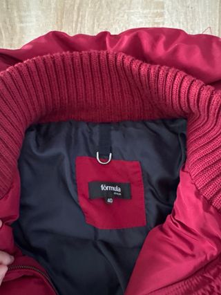 Chaqueta acolchada roja con cinturón