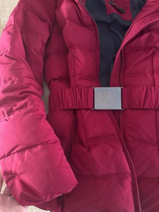 Chaqueta acolchada roja con cinturón